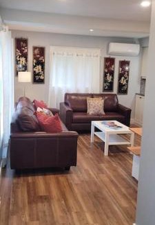 Timberlea House | Charming Cottage Near the City with Family-Friendly Perks