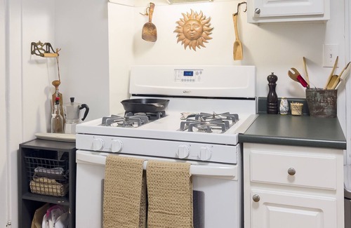 Clintonville Cottage | Charming Cottage Near High Street & OSU - Pet Friendly!