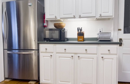 Clintonville Cottage | Charming Cottage Near High Street & OSU - Pet Friendly!