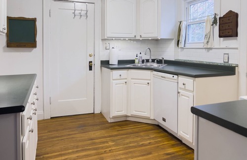Clintonville Cottage | Charming Cottage Near High Street & OSU - Pet Friendly!