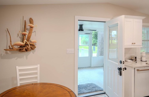 Windsor Forest Cottage | Charming Cottage Retreat with Spa and Hot Tub Amenities