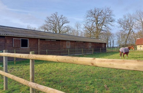 La Ferte-en-Ouche Cottage | Cozy cottage in stud farm, pets allowed, Wifi