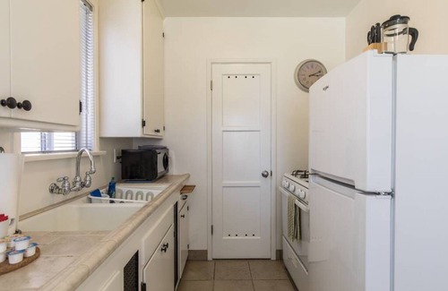 Burbank Apartment | Inviting Cottage with Full Kitchen & Guest Rated 9.8