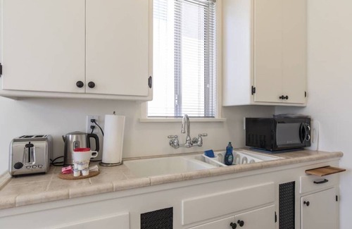 Burbank Apartment | Inviting Cottage with Full Kitchen & Guest Rated 9.8