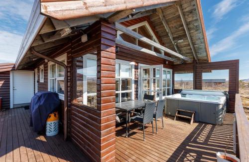 Selfoss House | Charming Cottage Retreat near the Golden Circle with Hot Tub