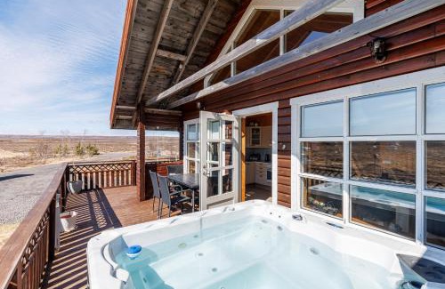 Selfoss House | Charming Cottage Retreat near the Golden Circle with Hot Tub