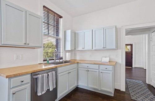 Norwood House | Inviting B'ham Cottage - 4 Bedrooms, Hot Tub & Near Downtown