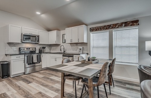 Norman House | Pet-Friendly Cozy Cottage in BoomerTown with Spa & Breakfast