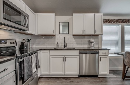 Norman House | Pet-Friendly Cozy Cottage in BoomerTown with Spa & Breakfast