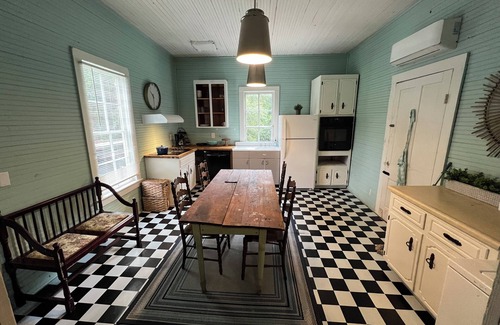 Hardwick Cottage | Cozy cottage in charming Milledgeville with AC, WiFi