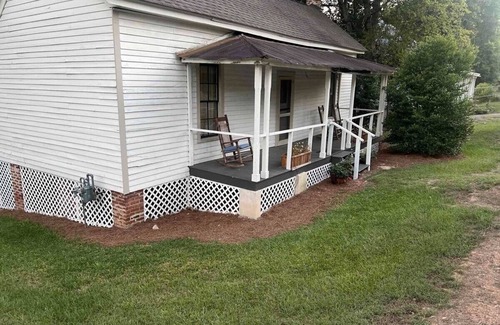 Hardwick Cottage | Cozy cottage in charming Milledgeville with AC, WiFi
