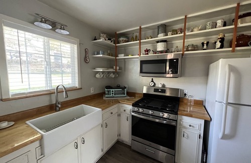 Oakhurst Cottage | Charming Cottage Retreat in Ahwahnee with AC & WiFi