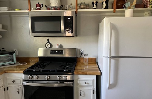 Oakhurst Cottage | Charming Cottage Retreat in Ahwahnee with AC & WiFi
