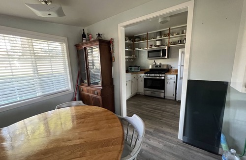 Oakhurst Cottage | Charming Cottage Retreat in Ahwahnee with AC & WiFi