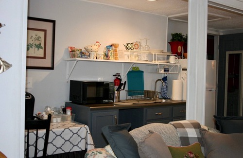 Tyler Cottage | Inviting Cottage in Historic District with Spa & Breakfast
