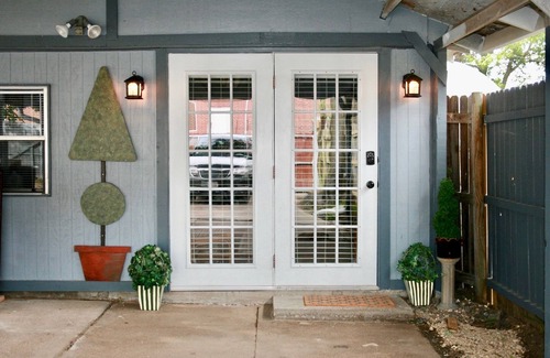 Tyler Cottage | Inviting Cottage in Historic District with Spa & Breakfast