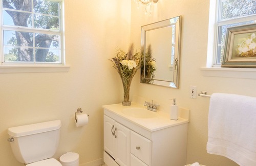 Lampasas Cottage | Charming Cottage Retreat in Scenic Lampasas for Families