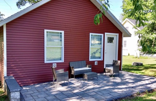 Mannsville House | Highly Rated Cozy Cottage with Pool and Lake View