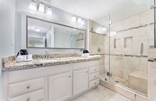 Clear Lake Shores Cottage | Charming Cottage Steps from Kemah Boardwalk & Bay