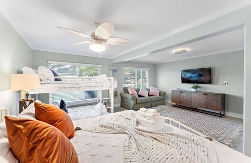 Clear Lake Shores Cottage | Charming Cottage Steps from Kemah Boardwalk & Bay