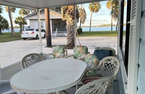 Highland Cottage | Charming Cottage Retreat with Breakfast in Sebring