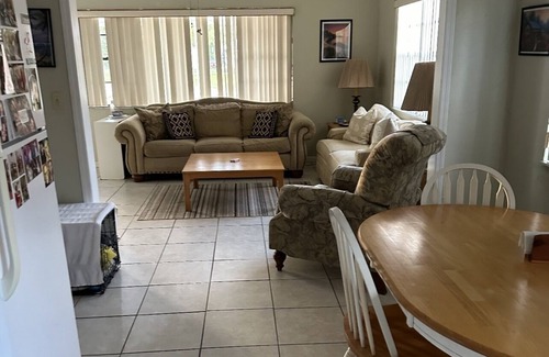 Highland Cottage | Charming Cottage Retreat with Breakfast in Sebring