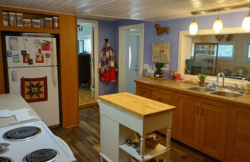 Summerton House | Charming Cottage Steps from Pristine Lake & Hot Tub Retreat