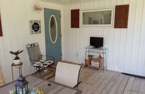 Summerton House | Charming Cottage Steps from Pristine Lake & Hot Tub Retreat