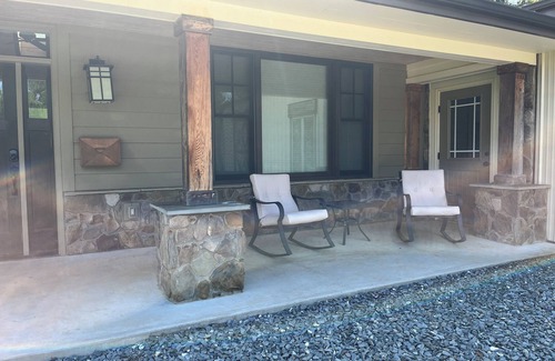 Evington House | Charming Cottage Escape Near Lynchburg with Breakfast Included