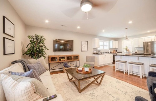 Fayetteville Cottage | Charming Cottage Steps from UofA with Breakfast & Kitchen