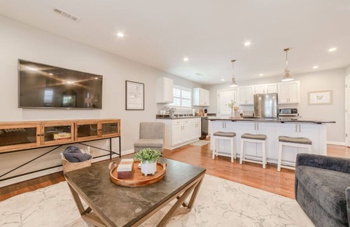 Fayetteville Cottage | Charming Cottage Steps from UofA with Breakfast & Kitchen