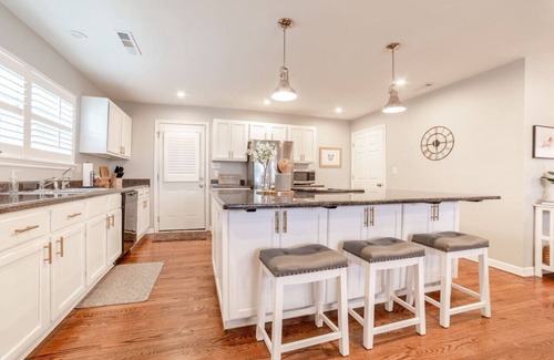 Fayetteville Cottage | Charming Cottage Steps from UofA with Breakfast & Kitchen