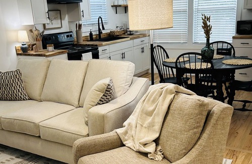 Milledgeville Cottage | Charming Cottage Steps from Downtown Milledgeville - 10/10!