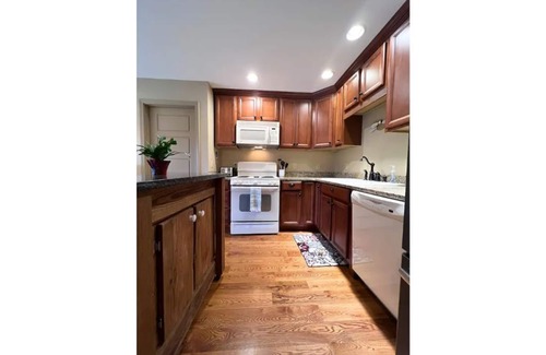 Elberton House | Guest Rated 10/10: Cozy Cottage with Lake Front Views