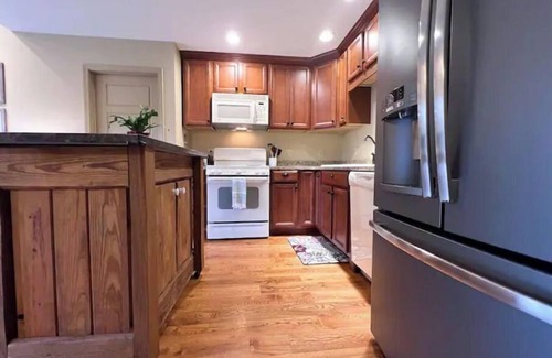 Elberton House | Guest Rated 10/10: Cozy Cottage with Lake Front Views