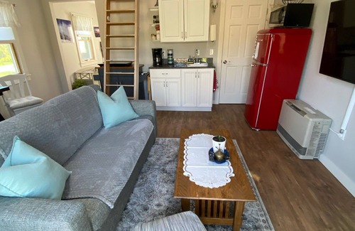 Seal Cove Cottage | Book Your Spring Getaway at Our 10/10 Rated Hotel!