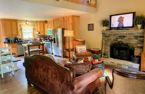 Dahlonega Cottage | Charming Cottage Near Wineries & Dahlonega Square