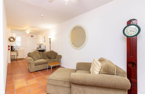 Palatka Cottage | Charming Cottage Retreat by the River with Spa & Breakfast