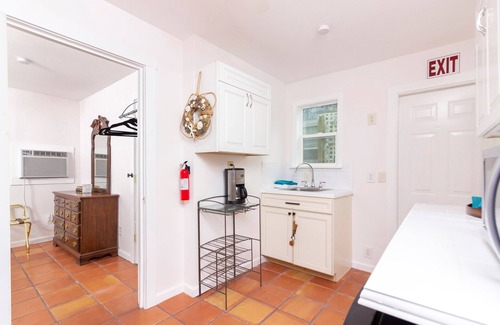 Palatka Cottage | Charming Cottage Retreat by the River with Spa & Breakfast