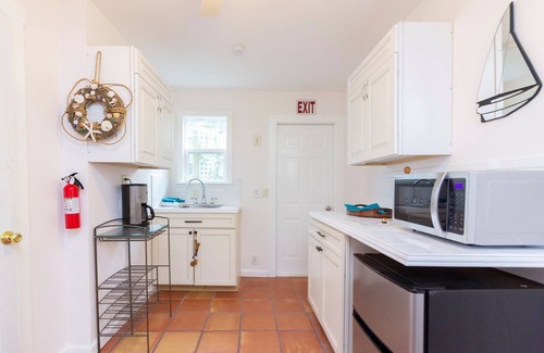 Palatka Cottage | Charming Cottage Retreat by the River with Spa & Breakfast