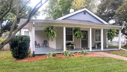 Prescott House | Charming Cottage Steps from Downtown Prescott, Pet-Friendly