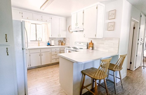 Leeds House | Charming Cottage Retreat Near St. George and Zion