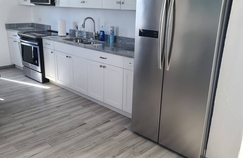 Anna's Retreat Cottage | Charming New Build Cottage, 10 Minutes from the Beach!