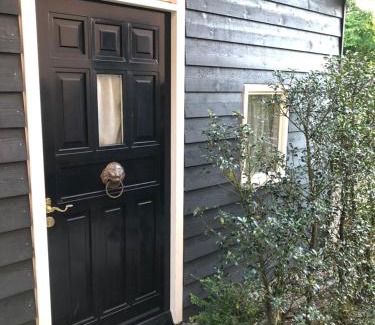Utrecht Bed & Breakfast | Cozy Cottage: Pet-Friendly Retreat with Breakfast & Hot Tub