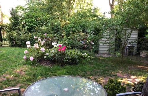 Utrecht Bed & Breakfast | Cozy Cottage: Pet-Friendly Retreat with Breakfast & Hot Tub