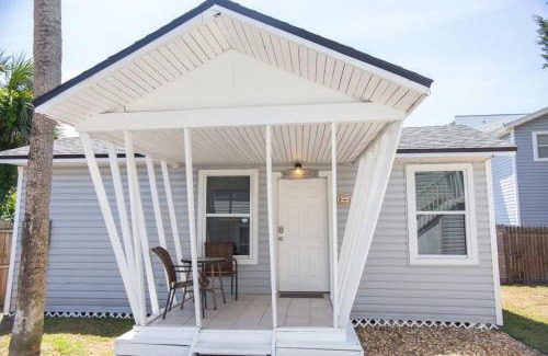 Jacksonville Beach House | Charming Cottage Steps from the Ocean - Pet and Child Friendly