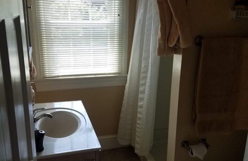 Rosemont Cottage | Charming Alexandria Cottage: Privacy, Patio & Full Kitchen