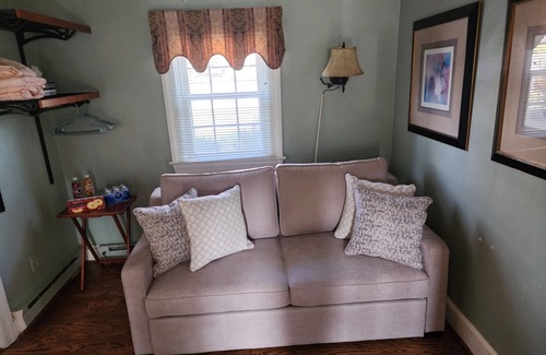 Rosemont Cottage | Charming Alexandria Cottage: Privacy, Patio & Full Kitchen