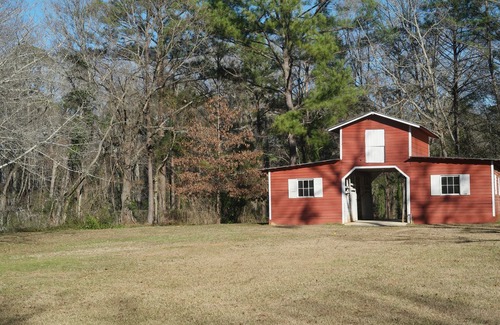 Macon House | Inviting Cottage Retreat on Expansive 10 Acres in North Macon