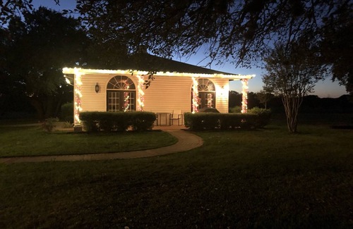 Salado House | Charming Cottage Retreat on 57 Acre Family Farm